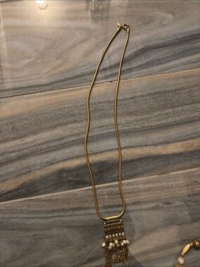 Ann Taylor Gold Tone Pendant Necklace with Pearlescent Accents(unsex)